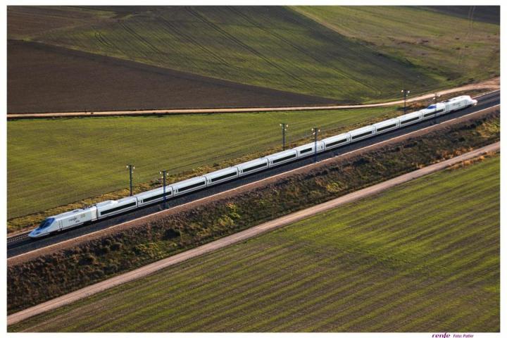 Un tren Talgo de Renfe atraviesa el paisaje de la Península.