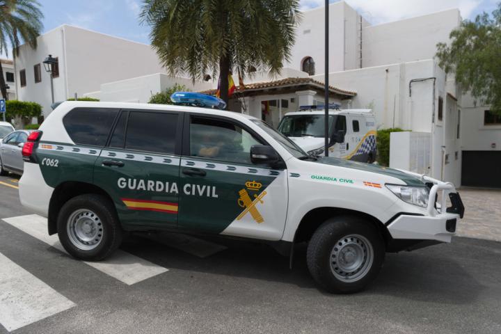 Un vehículo de la Guardia Civil circula por las calles de Ibiza.