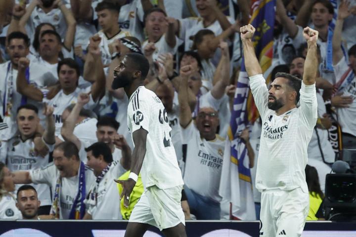 El madridista Antonio Rudiger celebra el gol del 2-1 al Stuttgart junto a Carvajal