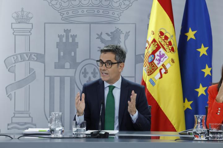 El ministro de la Presidencia, Justicia y Relaciones con las Cortes, Félix Bolaños, durante la rueda de prensa posterior al Consejo de Ministros, este martes en Madrid.
