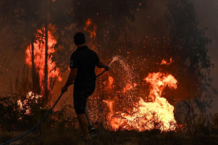 Un hombre trabaja en la extinción del fuego en el municipio de Marco de Canaveses