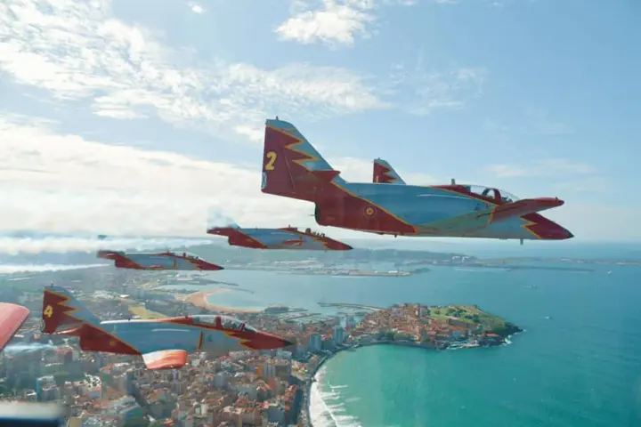 Aviones de la Patrulla Águila en formación