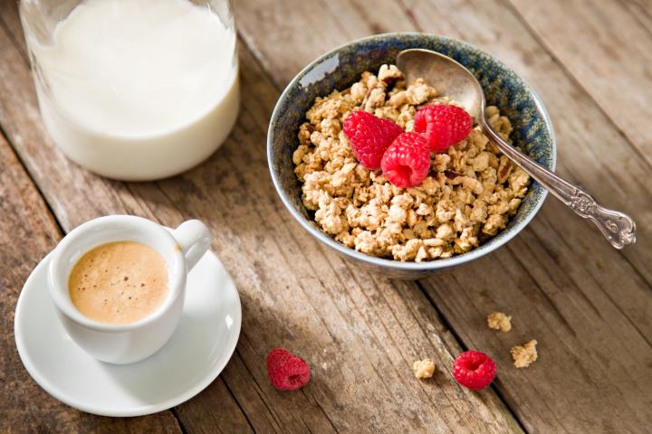 Café y cereales para el desayuno.