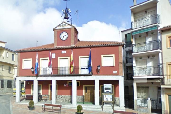El polémico reloj del Ayuntamiento de Aldeanueva de San Bartolomé, en Toledo.