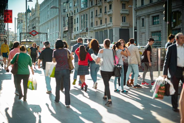 Foto de archivo de gente paseando por España.