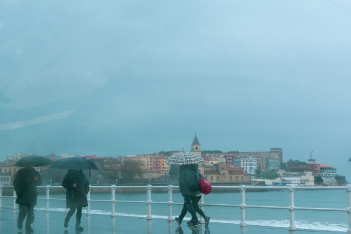 Imagen de archivo de personas en el Paseo de Gijón (Asturias).