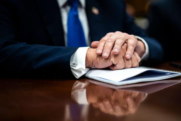 Trump entrecruza sus manos en un juicio