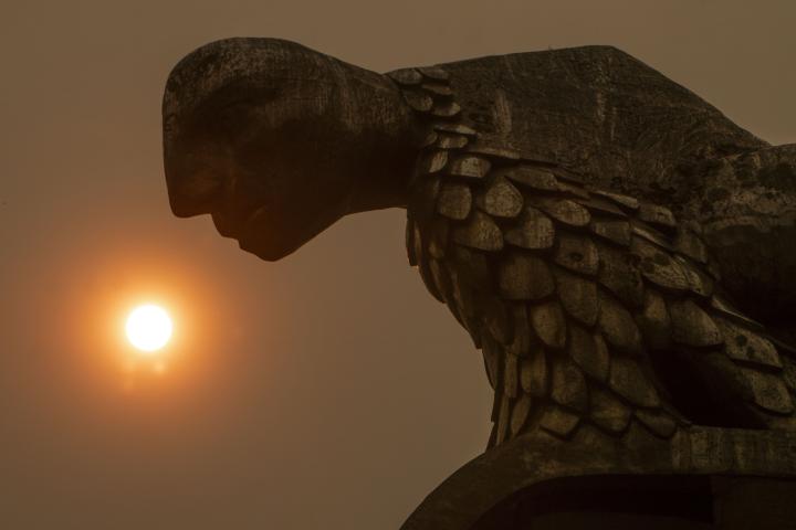 Vista del cielo de Vigo este miércoles. El humo de los incendios que afectan a Portugal ha llegado este miércoles a Galicia y ciudades como Vigo han amanecido con el cielo cubierto por ese motivo. El sol luce rojizo tras la humareda, que es alta, aunque el olor se percibe ligeramente en la ciudad más poblada de la comunidad autónoma.