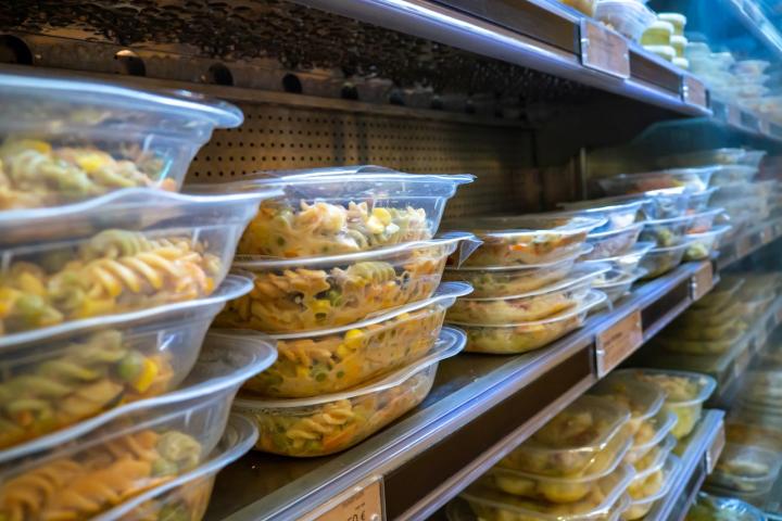 Alimentos cocinados y listos para consumir en la nevera de un supermercado.