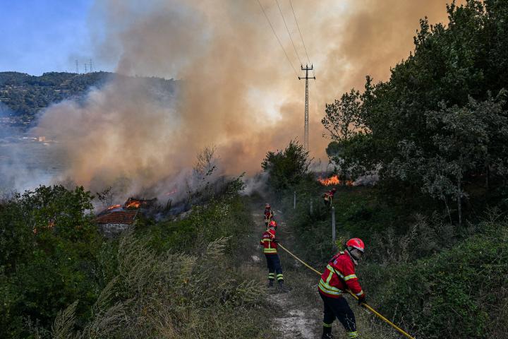 Bomberos tratando de controlar un incendio en Portugal.
