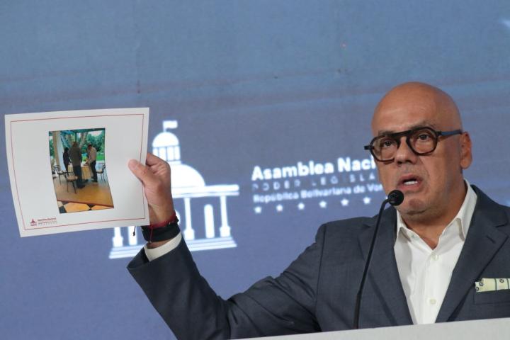 El presidente de la Asamblea Nacional (AN, Parlamento) de Venezuela, Jorge Rodríguez, mostró este miércoles una "carta firmada" por el abanderado de la oposición mayoritaria, Edmundo González Urrutia, en la que dice acatar la decisión del Tribunal Supremo de Justicia (TSJ) de validar el controvertido triunfo de Nicolás Maduro en las elecciones del 28 de julio.