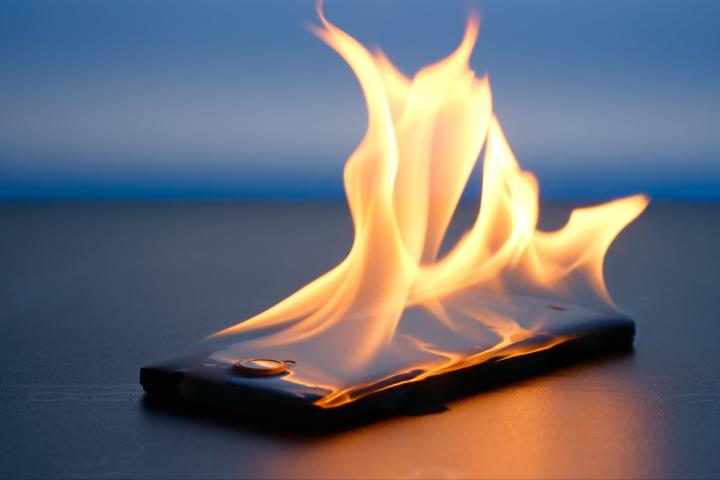 Ilustración de un teléfono móvil ardiendo.