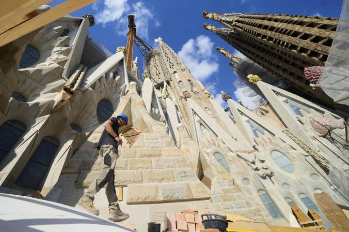 Trabajadores en las obras de la Sagrada Familia, este jueves.