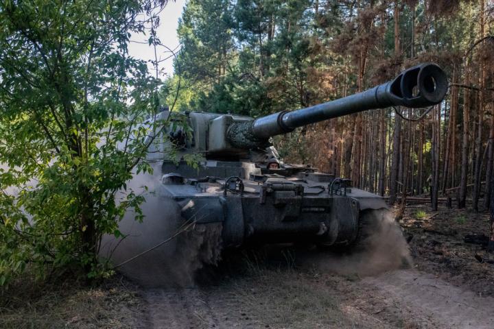 Un tanque ucraniano se mueve por los alrededores de Kupiansk