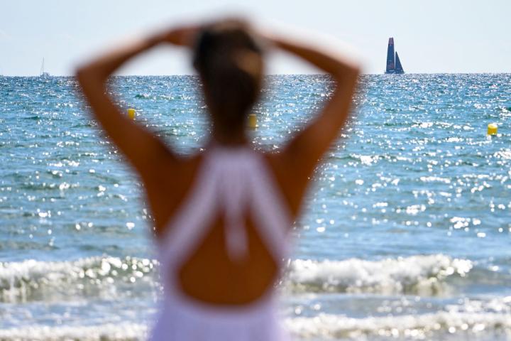Una espectadora contempla en la lejanía una de las regatas de la Copa América