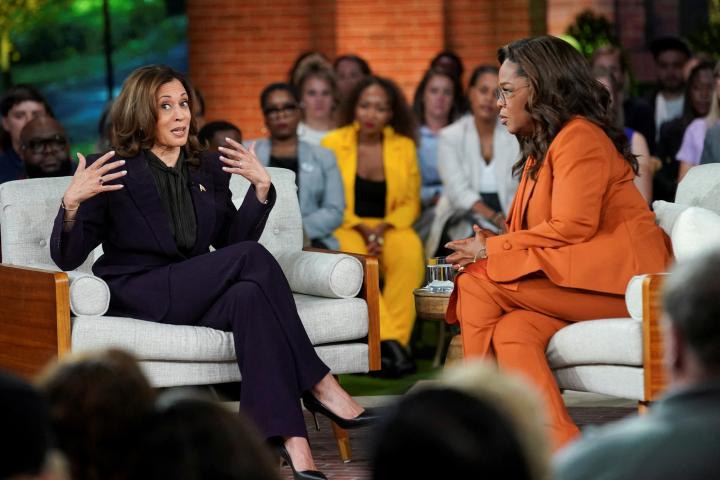Kamala Harris y Oprah Winfrey en el evento del Partido Demócrata en Detroit.