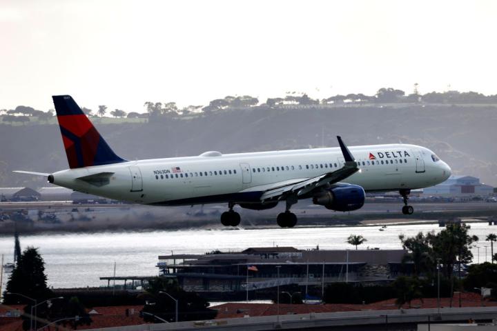 Un avión de la aerolínea Delta Airlines aterriza en el aeropuerto de San Diego.