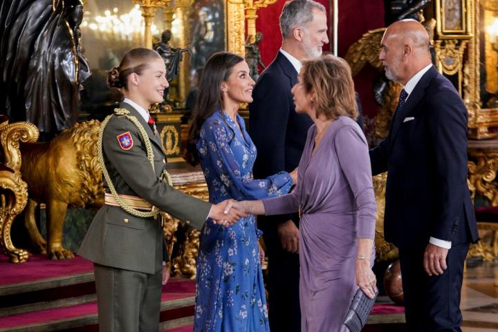 Foto de archivo de Ana Rosa saludando a la princesa Leonor.