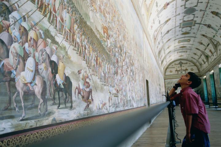 Un joven en el Palacio de El Escorial.