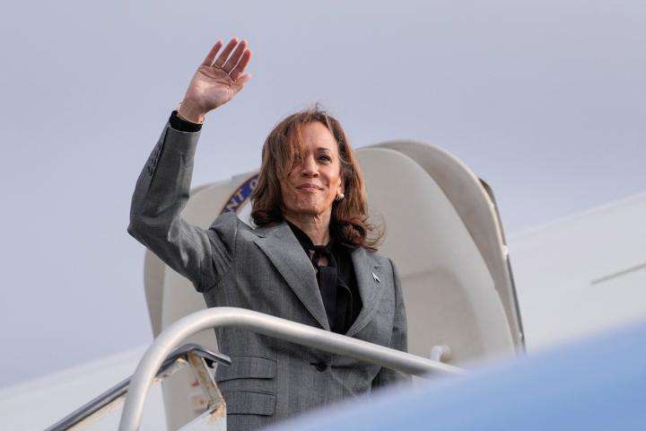 La candidata demócrata, Kamala Harris, saluda a sus seguidores antes de tomar un vuelo.