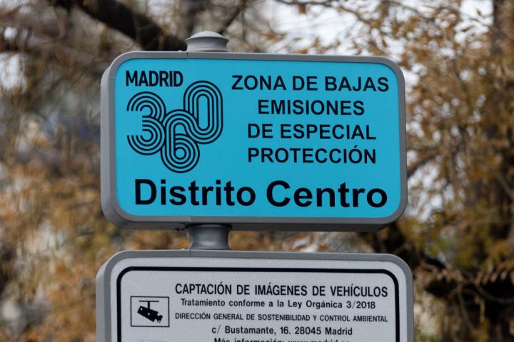 Señal que indica la puerta de entrada en Madrid a una Zona de Bajas Emisiones.