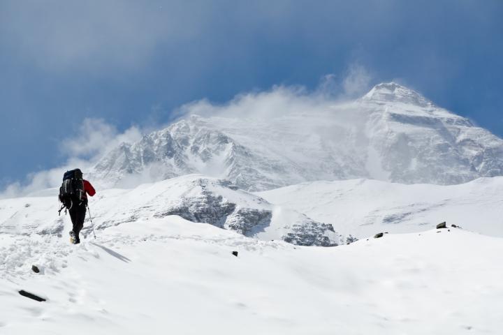 Un alpinista intenta completar el ascenso a la montaña más alta del mundo, el Everest.