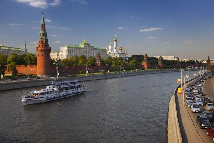 Un barco turístico que navega el río Moscova pasa por delante del Kremlin.