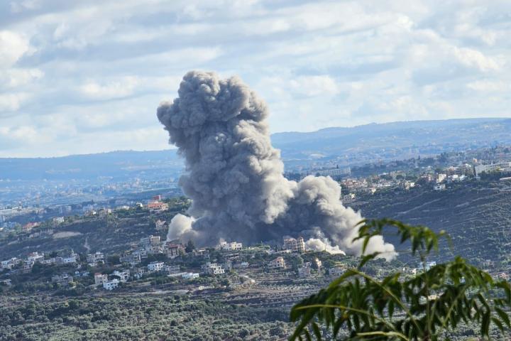 Una columna de humo, tras un bombardeo israelí en Tyre, al sur del Líbano.