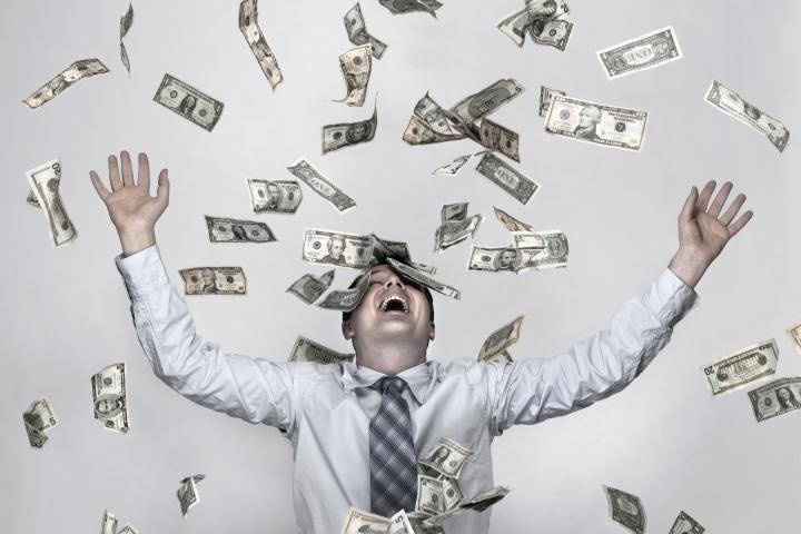 Una persona tirando billetes