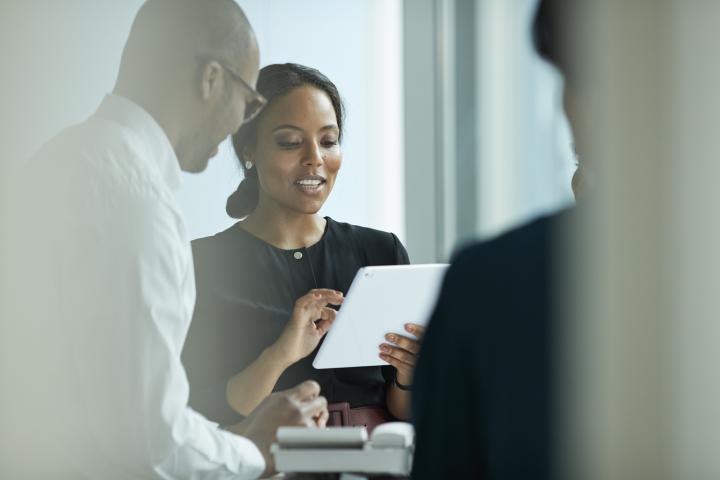 Varias personas hablando durante una reunión