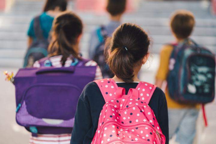 Imagen de archivo de varios niños entrando a un centro escolar.