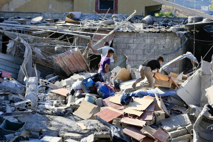Niños libaneses en la localidad de Sidon, rebuscando entre los escombros de un edificio bombardeado por el Ejército de Israel.