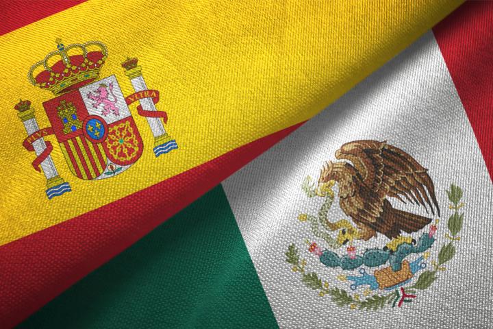Banderas de España y México.