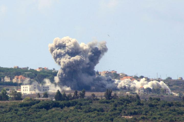 Enorme cortina de humo tras un bombardeo israelí sobre Tayr Harfa, cerca de la frontera de Líbano con Israel, en una imagen reciente