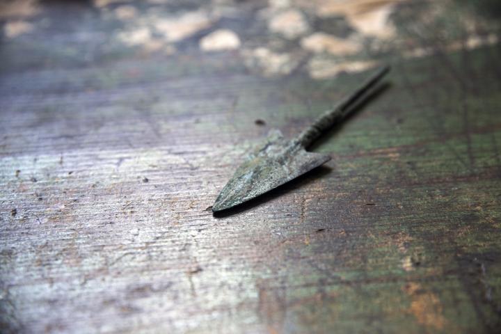 Foto de archivo de una punta de flecha de bronce.