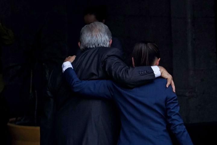 La presidenta electa de México, Claudia Sheinbaum, se abraza al presidente saliente, Andrés Manuel López Obrador.