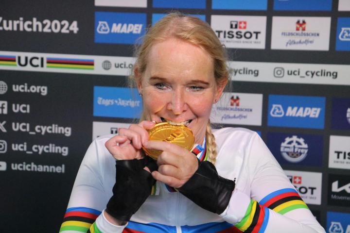 Manuela Vos, con su medalla de oro en el Mundial de Zúrich
