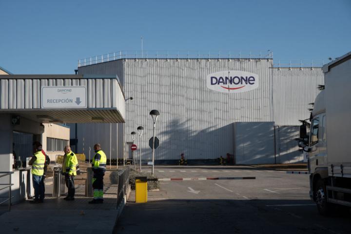 Trabajadores frente a la fábrica de Danone España en Parets del Vallés, Barcelona.