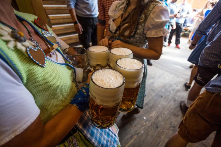 Foto de archivo de una camarera del Oktoberfest.