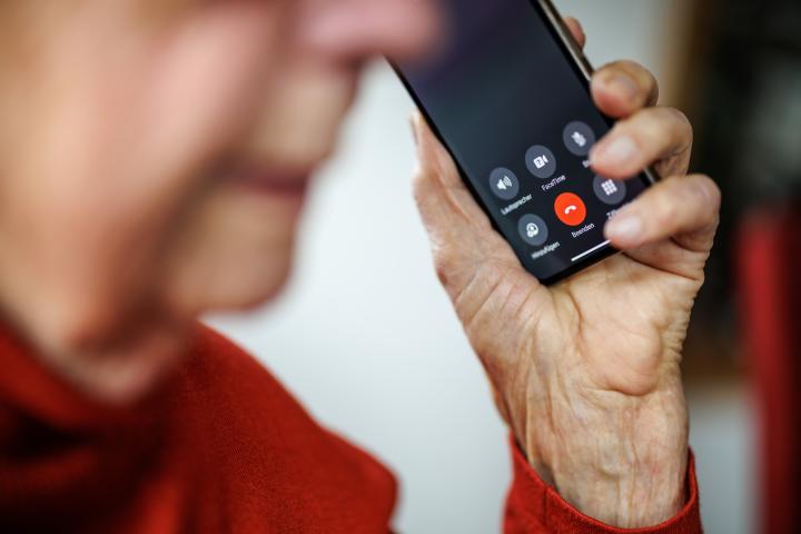 Un anciano con el teléfono.