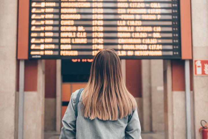 Una mujer en un aeropuerto.