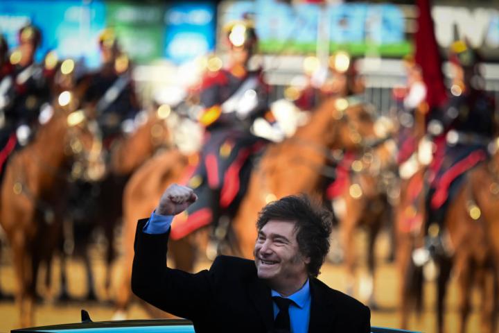 El presidente de Argentina, Javier Milei, saluda en un acto celebrado en Argentina.