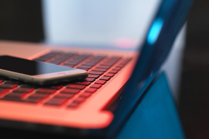 Imagen de archivo de un móvil y un portátil.