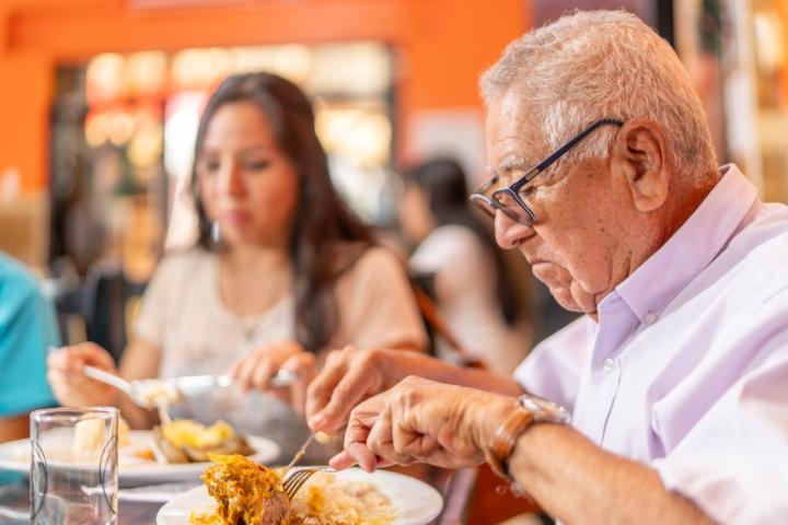 Jubilado comiendo durante un viaje