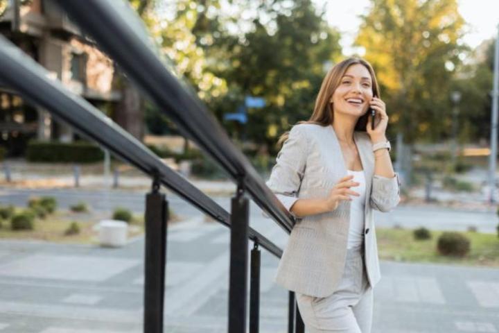 Mujer hablando por teléfono.