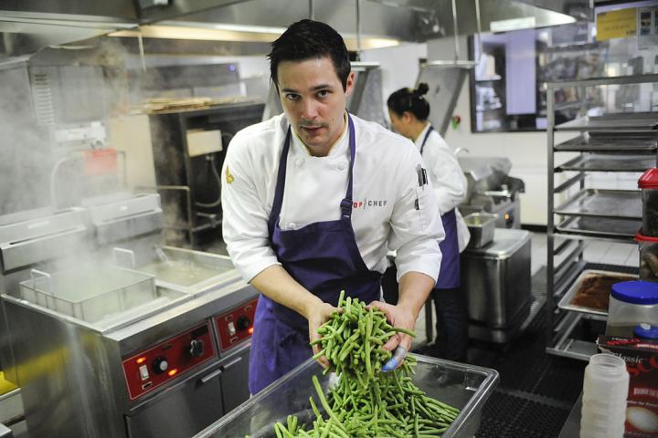 Un chef preparado para cocinar judías verdes.
