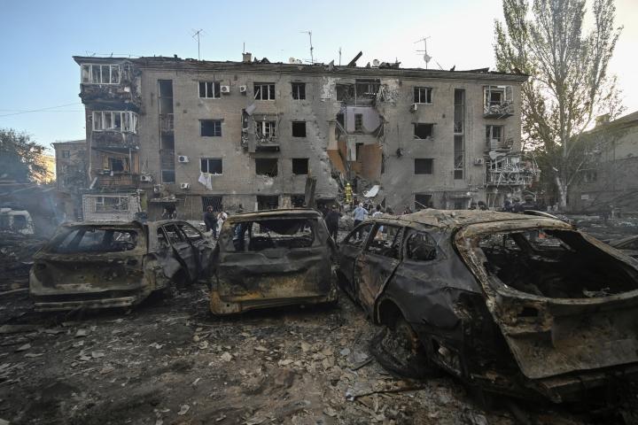 Un edificio de apartamentos ucraniano golpeado después de un ataque aéreo de Rusia.
