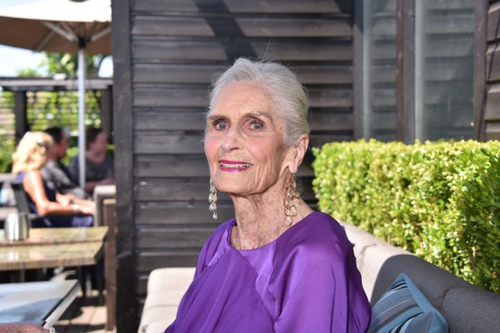 Daphne Selfe celebrando su 90 cumpleaños.