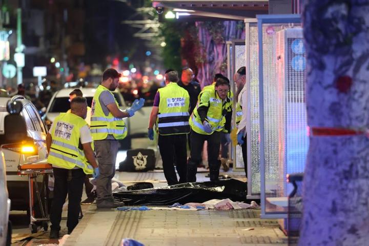 Efectivos policiales investigan la zona donde se ha producido el atentado