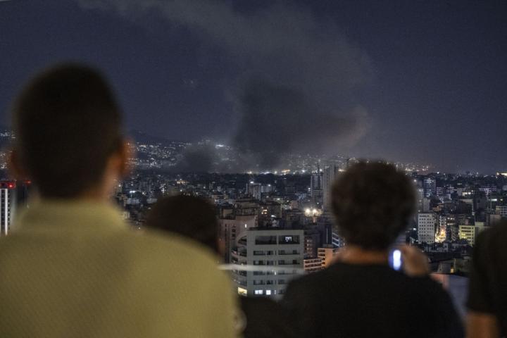 El humo se eleva tras el ataque de Israel en el distrito de Dahieh, en el sur de Beirut.